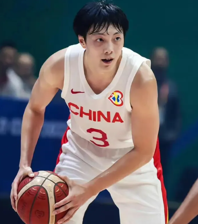 爱游戏体育官方网站-中国男篮12人大名单预测！胡明轩领衔徐昕入选，庞峥麟首亮相